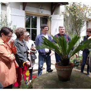 Journée des Jardins - M Valade partage sa passion avec les visiteurs.