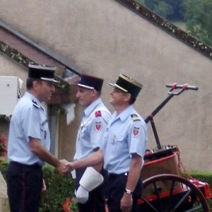 Remise de médailles - Le pharmacien commandant Dufraisse et le Caporel Chef Tichet récompensé pour leurs vingt ans de service.