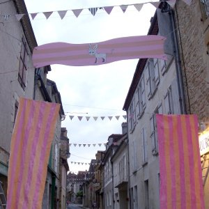 La porte Rue Jean Jaurès - La porte marquant l'entrée de la brocante fabriquée par la talentueuse Geneviève Serra. Les fanions ont été fabriqués par le centre de loisirs.